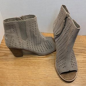 Tom’s Booties Women’s 6 1/2 Majorca Suede Peep Toe Perforated Ankle Boots